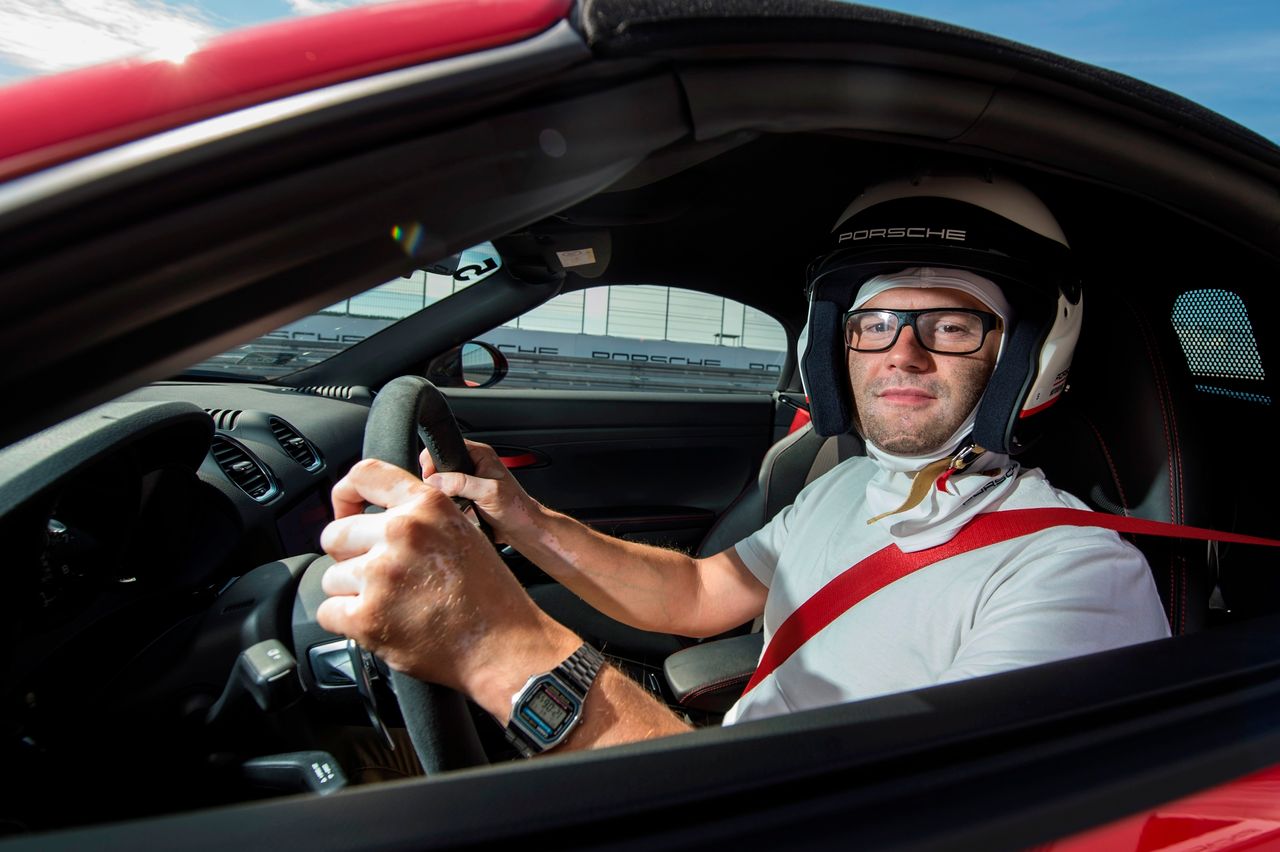 Podczas Porsche Track Experience nie tylko nauczysz się bardzo szybkiej jazdy sportowym samochodem, ale też wyjeździsz tak, że potem na drodze nie masz ochoty pędzić.