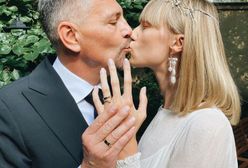 Podróż poślubna Ibisza. Żona modelka pozuje w bikini na jachcie