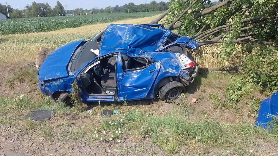 Tragiczny wypadek pod Płockiem. 35-latek zakleszczony w aucie