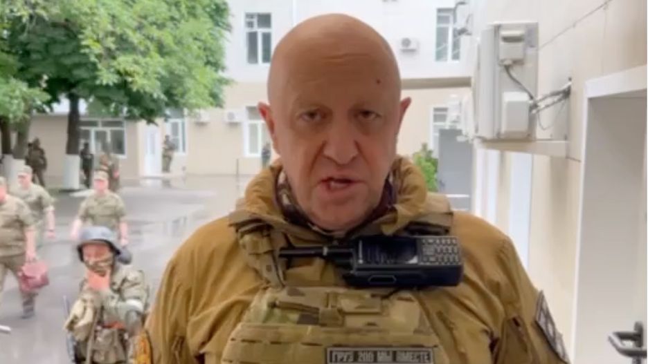 Jewgienij Prigożyn był przez lata bliskim współpracownikiem Putina, właściciel tzw. fabryki trolli i założycielem Grupy Wagnera, ściganym przez FBI listem gończym