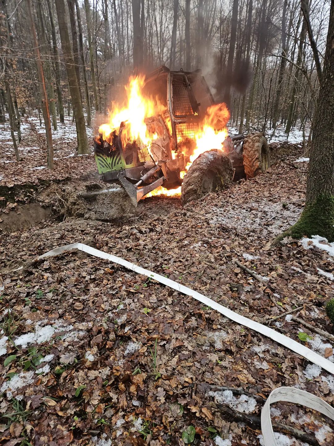 Maszyna leśna objęta pożarem