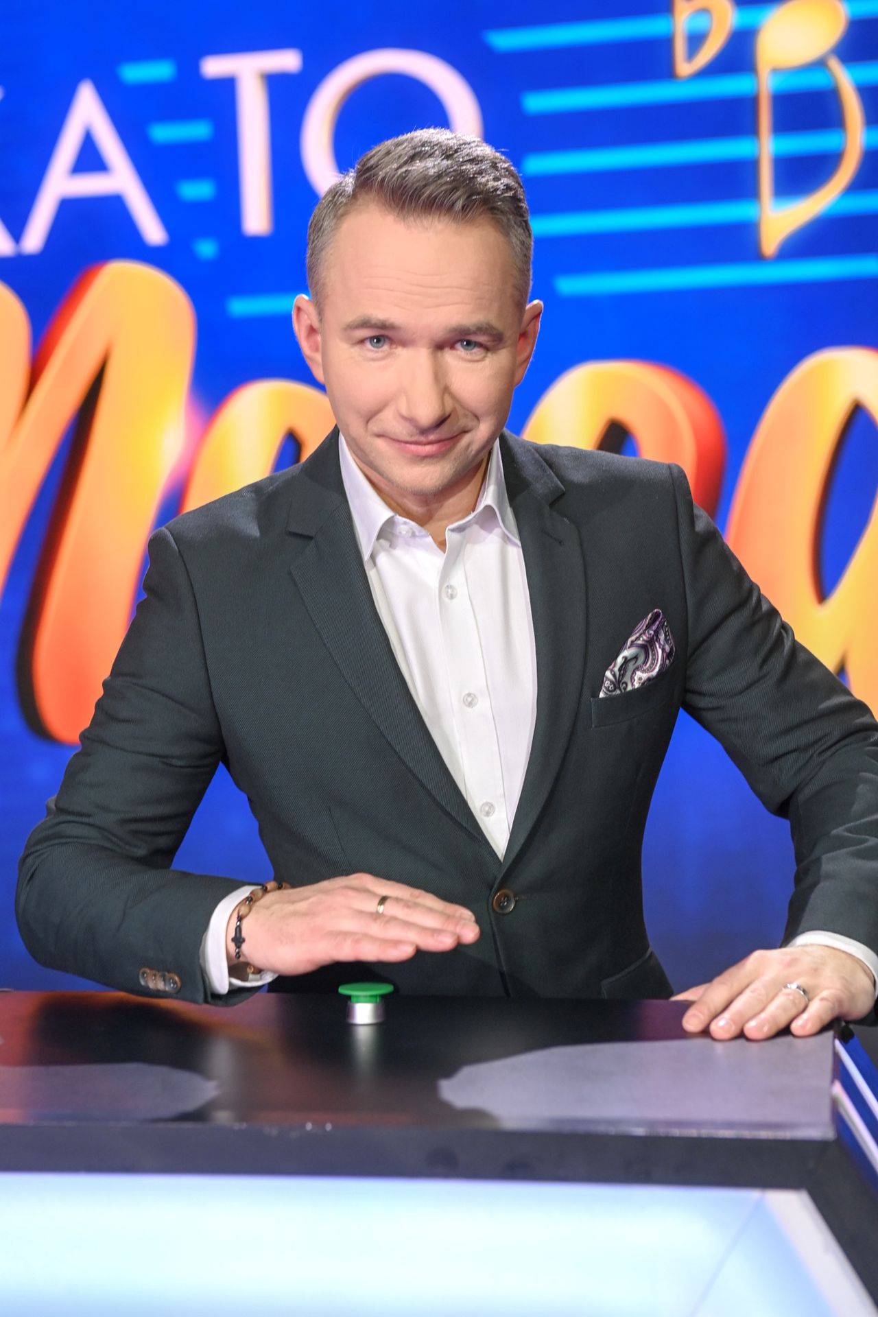 Rafał Patyra na planie programu "Jaka to melodia?"