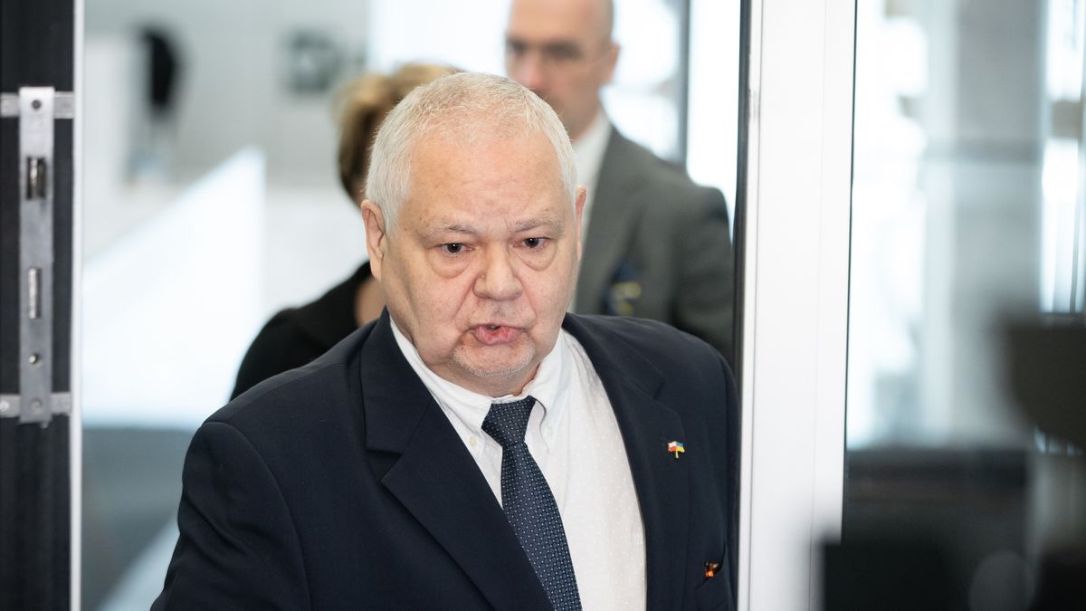 Na zdjęciu prof. Adam Glapiński wchodzący na posiedzenie sejmowej komisji finansów