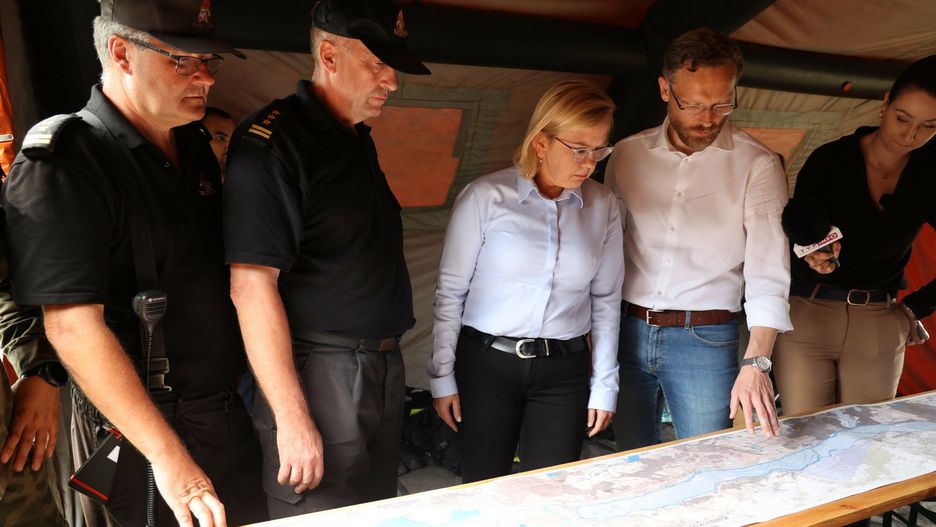 Konferencja minister Anny Moskwy w sprawie katastrofy ekologicznej na Odrze
19.08 2022 Gryfino Konferencja z udzialem minister Anny Moskwy w sprawie katastrofy ekologicznej na rzece Odrze 
Fot Sebastian Nowik/REPORTER
n/z: Anna Moskwa
n/z: Zbigniew Bogucki,
Sebastian Nowik/REPORTER