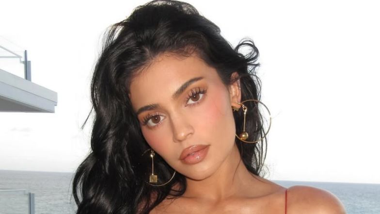 Kylie Jenner pozuje na plaży 