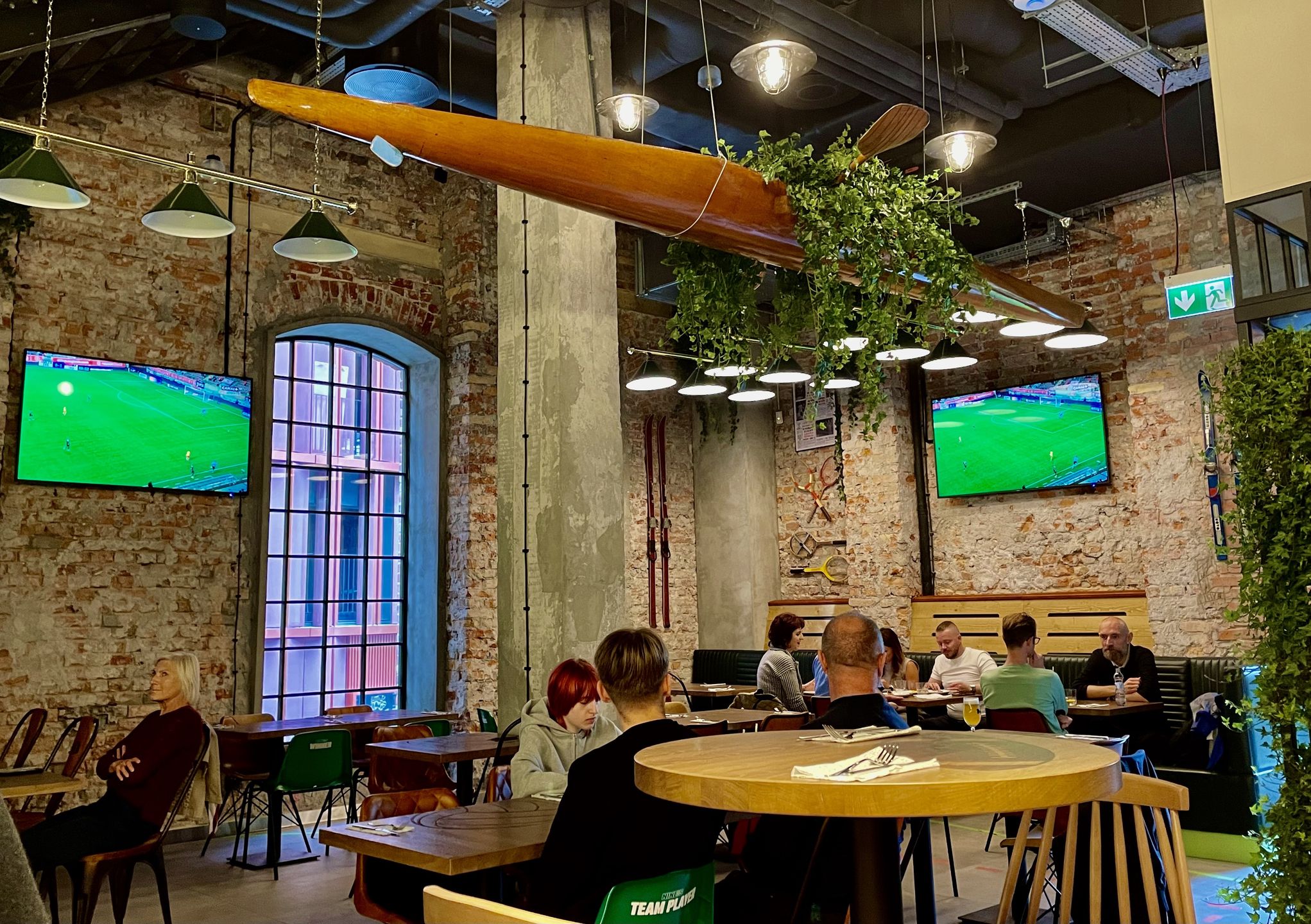 Sportowe akcenty można znaleźć wszędzie. Mecze na ekranach, ekspozycja podarunków od polskich mistrzów sportu z różnych dyscyplin (Rafał Suś)