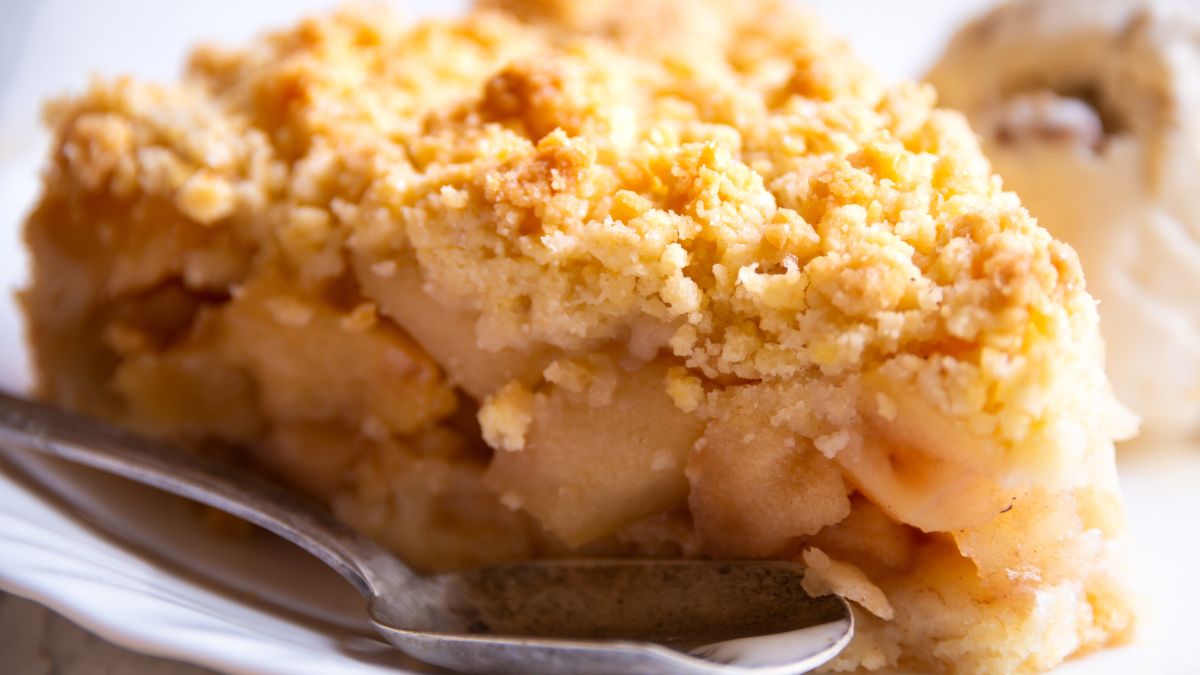 Szarlotka sypana z kaszą manną i mielonymi migdałami