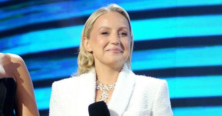 Weszła na scenę cała na biało. Włożyła "nagie spodnie"