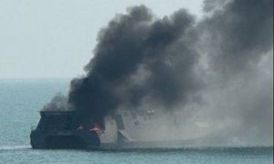 USA pokazały zdjęcia. Irański okręt przykrył czarny dym