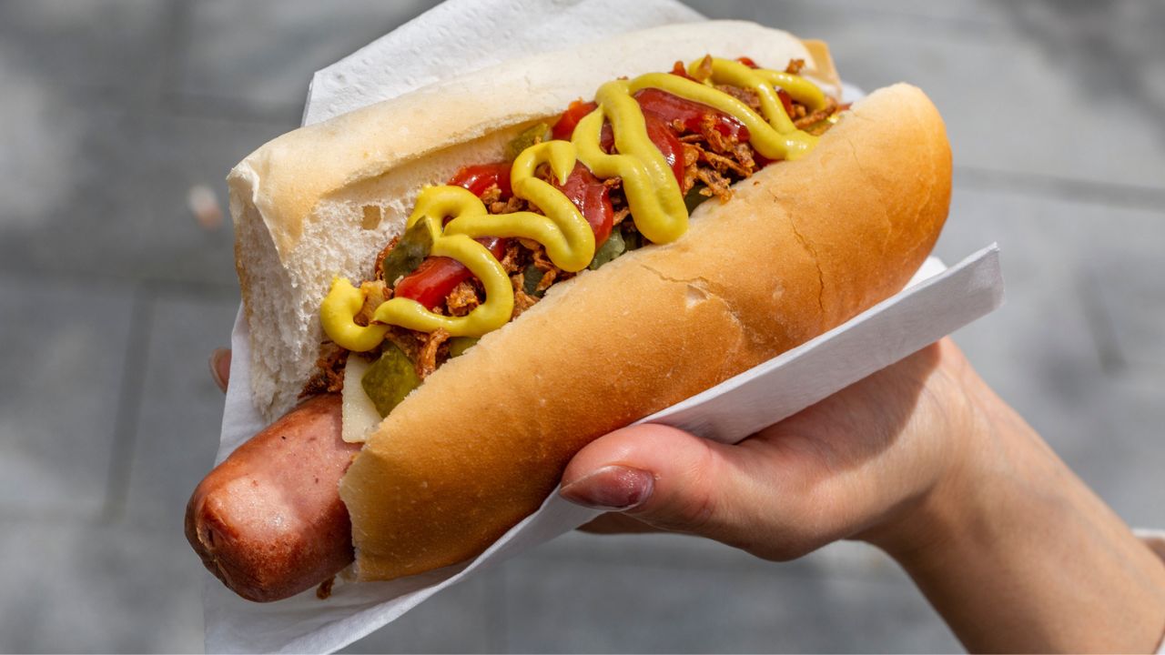 Dlaczego parówka w bułce to "gorący pies"? Oto skąd wzięły się hot dogi