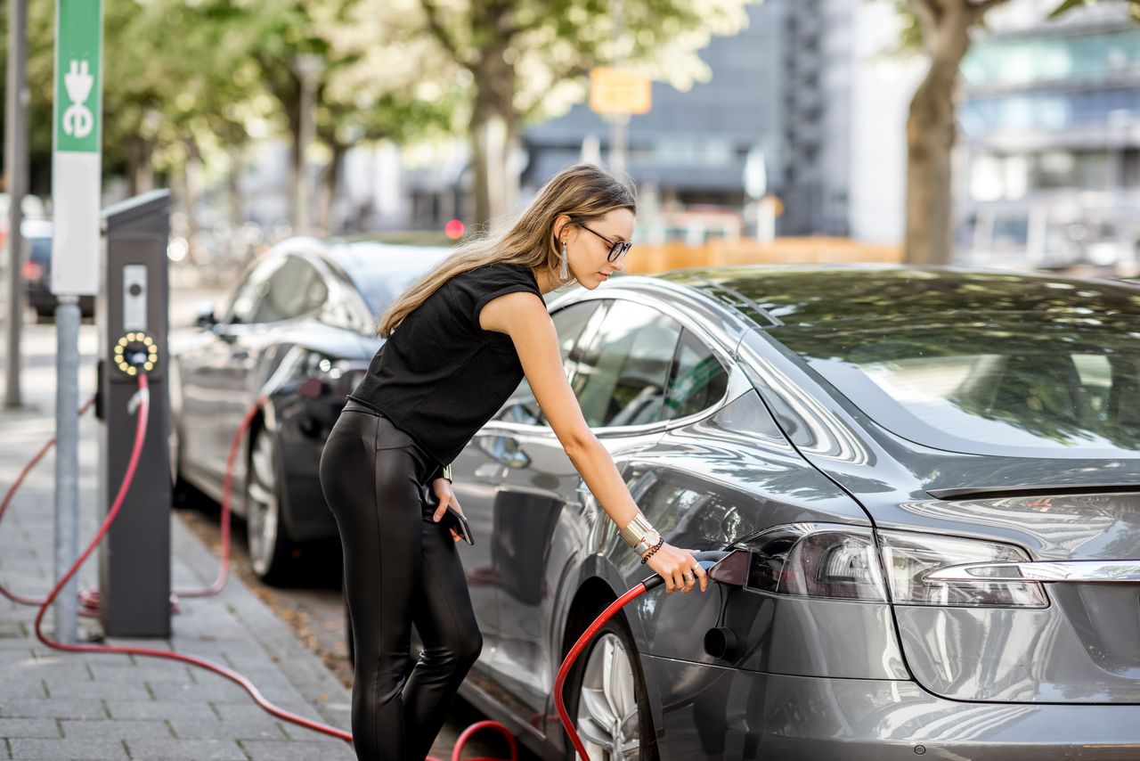 Polacy coraz chętniej kupują elektryki. A ich właściciele już wkrótce przyjadą do Modlina