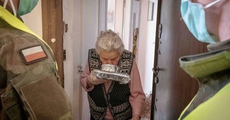 Warszawa wspiera seniorów. Ratusz o działaniach miasta