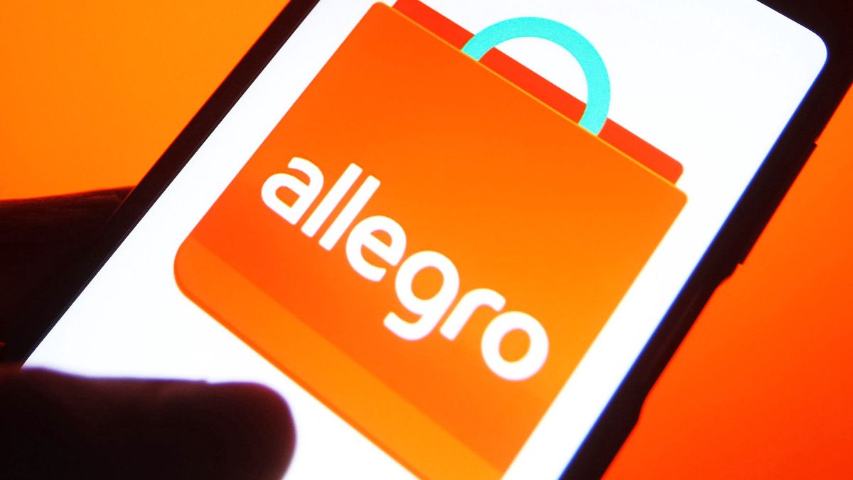 UKRAINE - 2021/11/10: In this photo illustration, an Allegro logo of an online e-commerce platform is seen on a smartphone and a pc screen. (Photo Illustration by Pavlo Gonchar/SOPA Images/LightRocket via Getty Images)