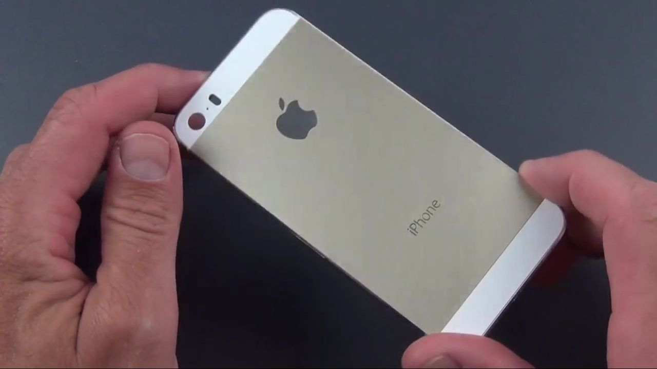Złoty iPhone 5S (fot. youtube.com)