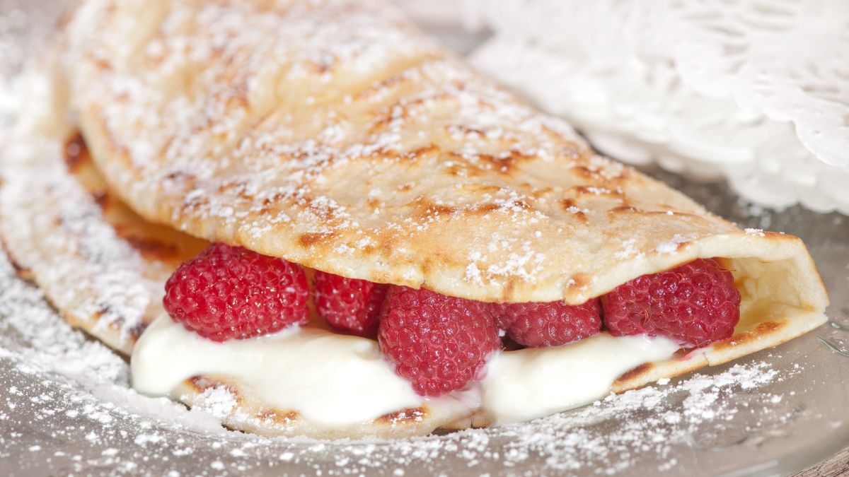 Pieczone naleśniki z malinami.