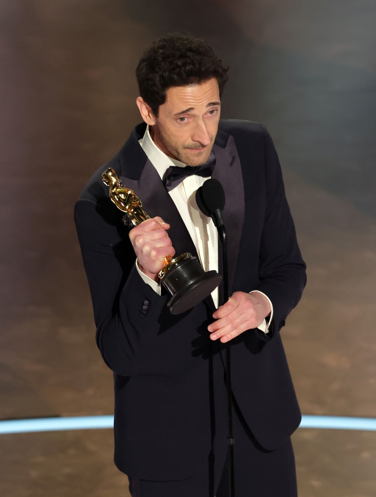 Adrien Brody ze swoim Oscarem