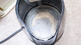 Wlej zamiast octu. Kamień z czajnika odpadnie płatami