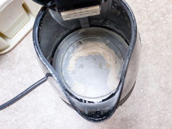 Dodaj zamiast octu. Po chwili kamień zejdzie całymi płatami