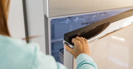 Wymieszaj i przetrzyj lodówkę. Po rysach nie będzie śladu