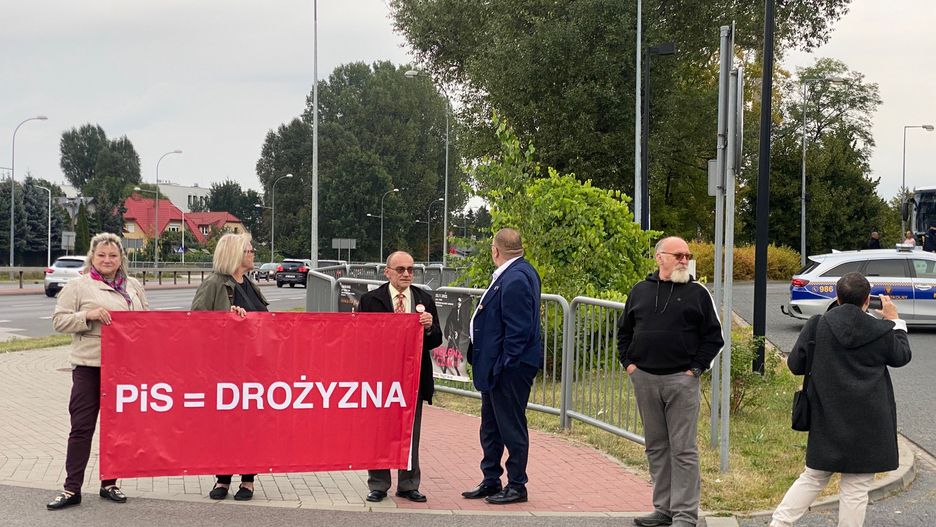 Prezes PiS w Pruszkowie. Transparent na powitanie