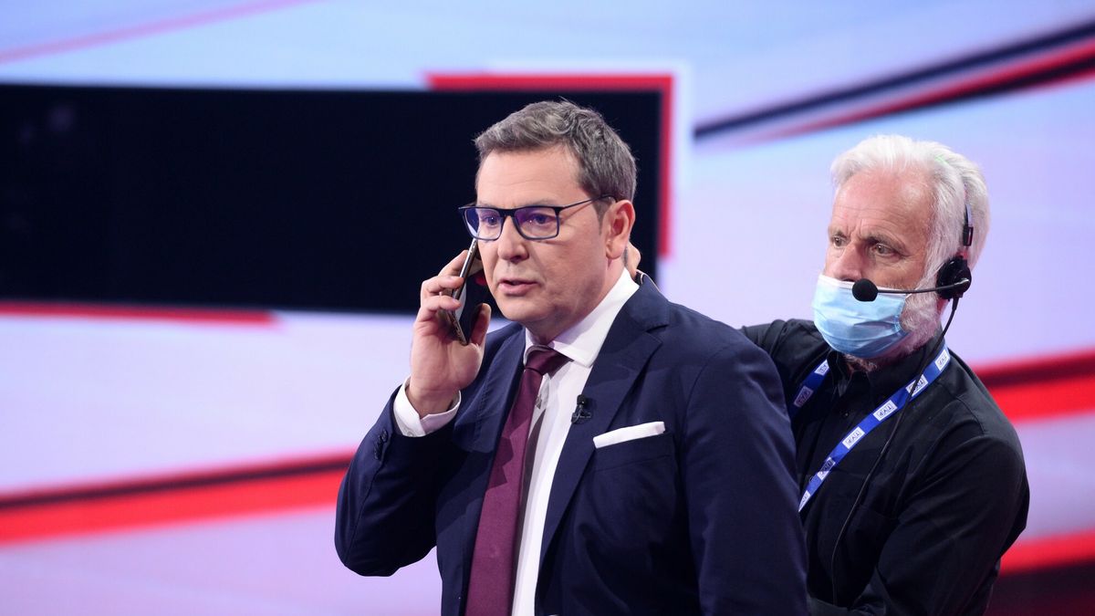 Prezydencka debata wyborcza w TVP tylko z jednym kandydatem
Fot. Jan Bogacz/TVP/East News. Konskie, 06.07.2020. Wybory prezydenckie 2020. W programie "Debata Wyborcza" w TVP wezmie udzial jedynie Andrzej Duda. Rafal Trzaskowski zorganizowal w tym samy czasie, w Lesznie konferencje pt. "Arena Prezydencka".
N/z: Michal Adamczyk - prowadzacy
Jan Bogacz