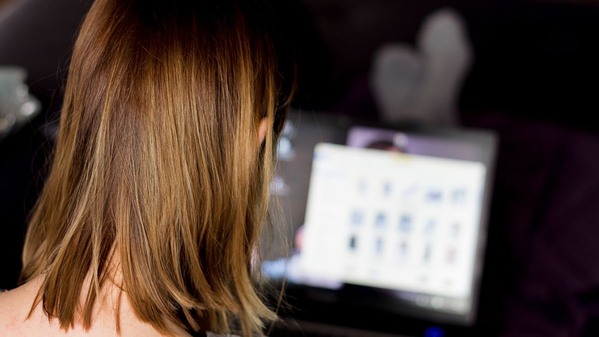 FILIP OLEJOWSKIkobieta, komputer, laptop, kanapa, relaks, odpoczynek, praca, w domu, zakupy, przez internet, online, w sieci, czas, wolny, styl, lifestyle