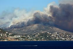 Ewakuacja turystów w Grecji. Wszędzie kłęby czarnego dymu