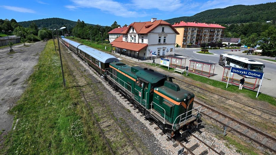 Kursujący z Jasła do Krościenka odrestaurowany &#34;Retro Express Bieszczady&#34; podczas postoju na stacji w Ustrzykach Dolnych, 10 bm.