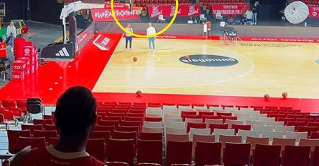 Takiego rzutu jeszcze nie było. Koszykarz wybrał ciekawe miejsce