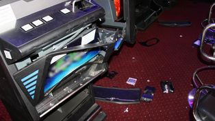 Augustów: Pograł i zaczął demolować automaty. Uciekł z pieniędzmi