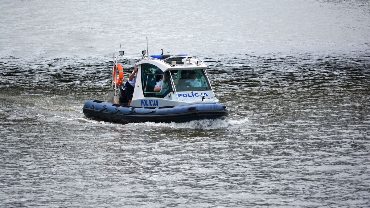 policyjna, motorówka, na rzece, policjant, policjantka, akcja, rzeka, na sygnale, prewencja, ratunek, tonie, topielec, funkcjonariusz, funkcjonariuszka, rejs, przewóz, ponton, napis policja, wybrzeże, odra, polska, police, policja, patrol, motorboat, z góry, ratuje, poszukiwania