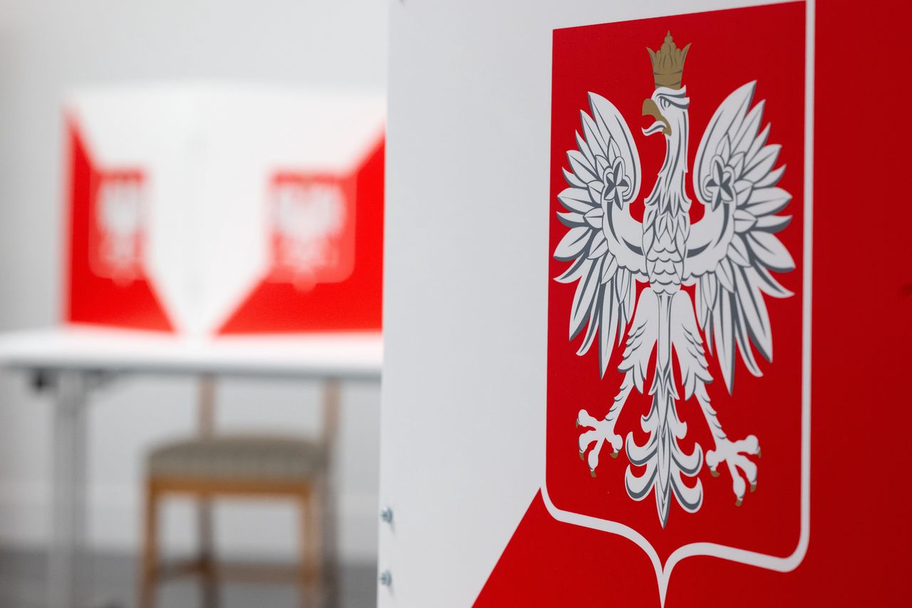 Groźny incydent. Agresywny mężczyzna wtargnął na głosowanie