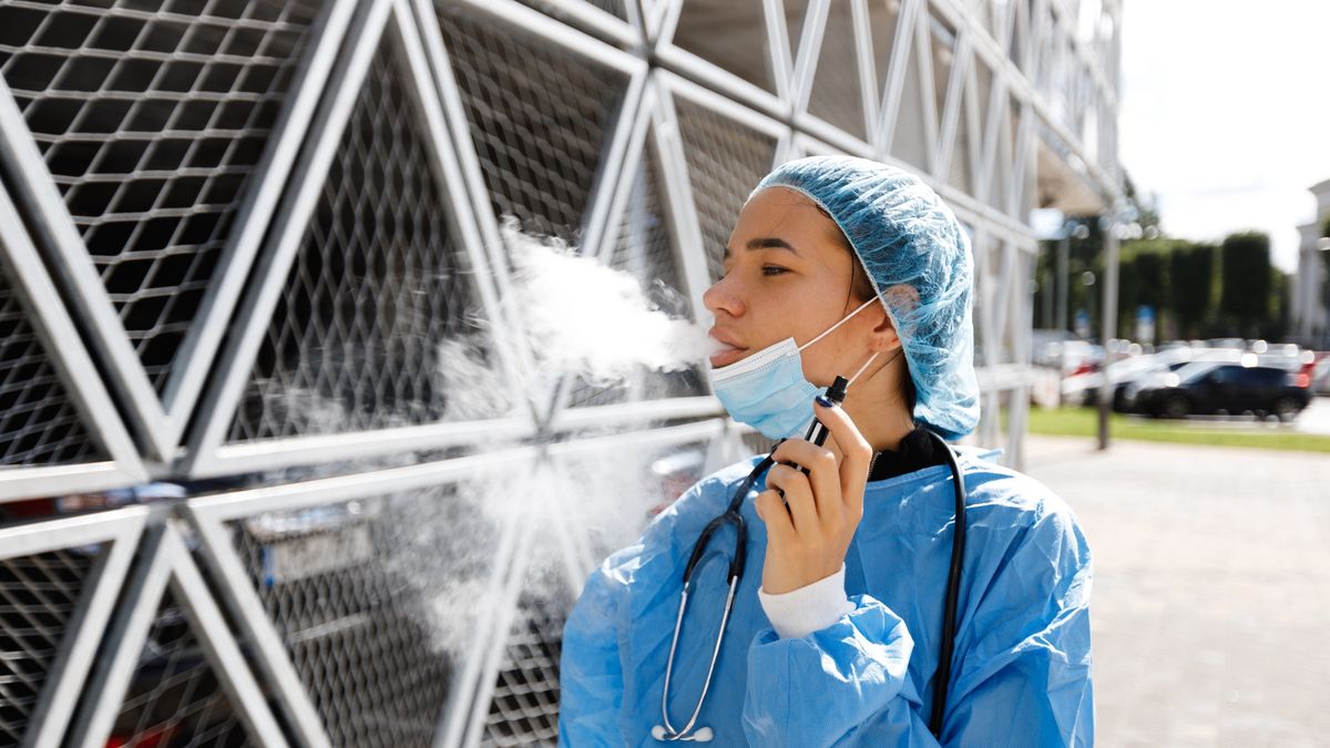 Palenie elektrycznych papierosów może zwiększać ryzyko zakażenia koronawirusem - wynika z badań 