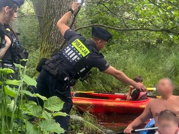 Świecie: Kontrola trzeźwości kajakarzy. Policjanci ustawili się na brzegu z alkomatem. Wspólna akcja z WOPR
