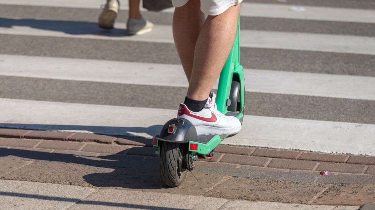 Stock Arkadiusz Zió?ekFot. Arkadiusz Ziolek/East News.n/z Elektryczna hulajnoga przejezdzajaca po przejsciu dla pieszych.ARKADIUSZ ZIOLEK