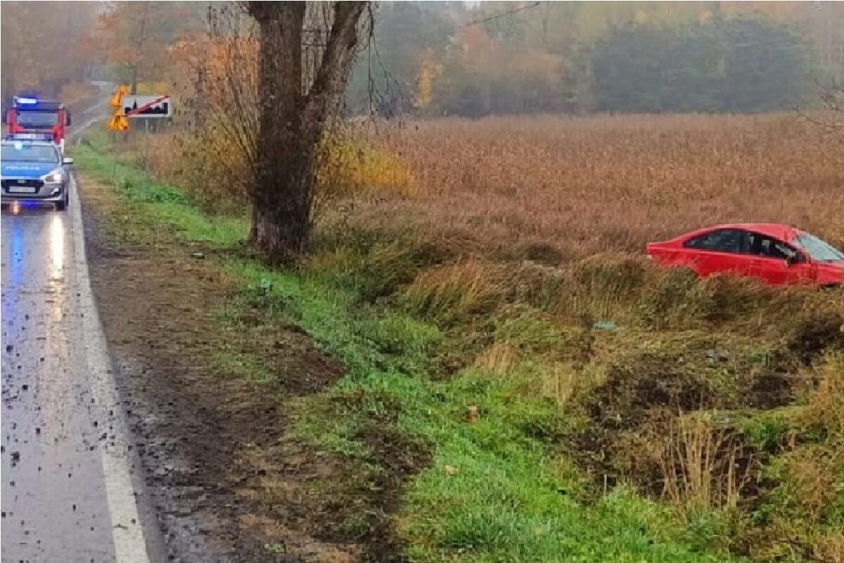 Volvo w rowie po dachowaniu