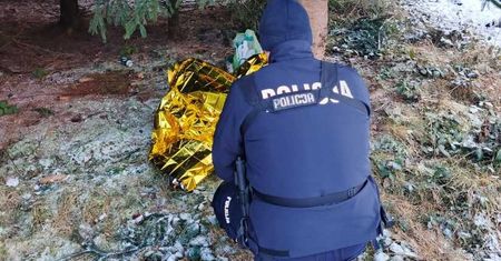 Spędził całą noc w lesie. Policja odnalazła go po śladach butów