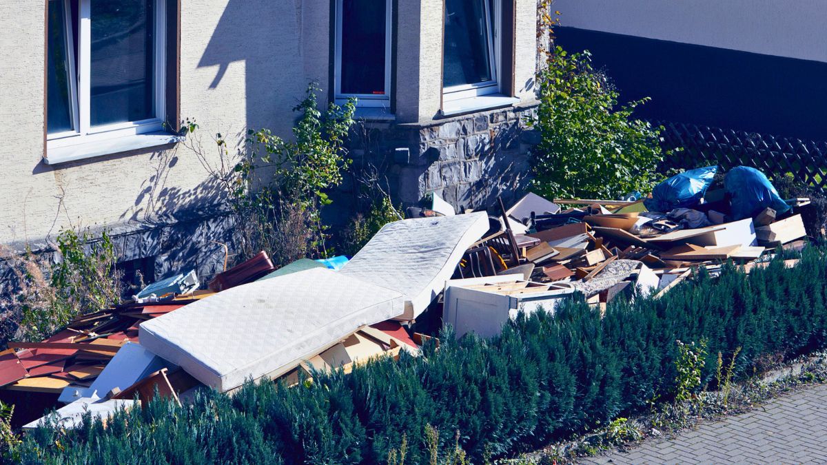 Śmieci leżą przed domem