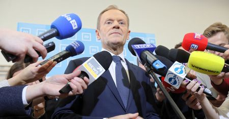 Stadion Narodowy ze szpitalem polowym. Donald Tusk wbija szpilę PiS