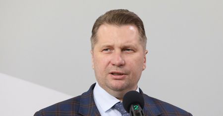 Opisy kontaktów pedofilskich w nowym podręczniku. Wcześniej książkę promował Czarnek