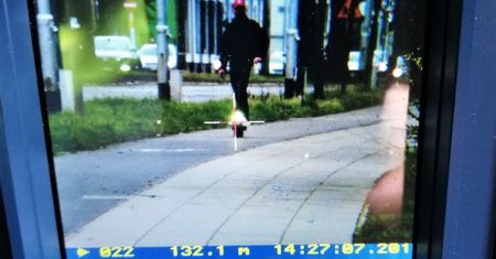 Suszyli na drodze dla rowerów. Takiej prędkości się nie spodziewali