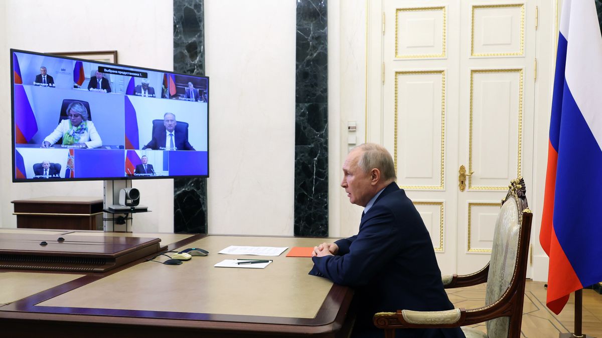Russian President Vladimir Putin chairs a meeting with members of the Security Council via a video conference at the Kremlin in Moscow, Russia, 11 August 2023. Vladimir Putin at a meeting with permanent members of the Security Council of the Russian Federation discussed the problems of ensuring the security of the Russian Federation in the information space. EPA/MIKHAEL KLIMENTYEV/SPUTNIK/KREMLIN POOL / POOL MANDATORY CREDIT Dostawca: PAP/EPA.