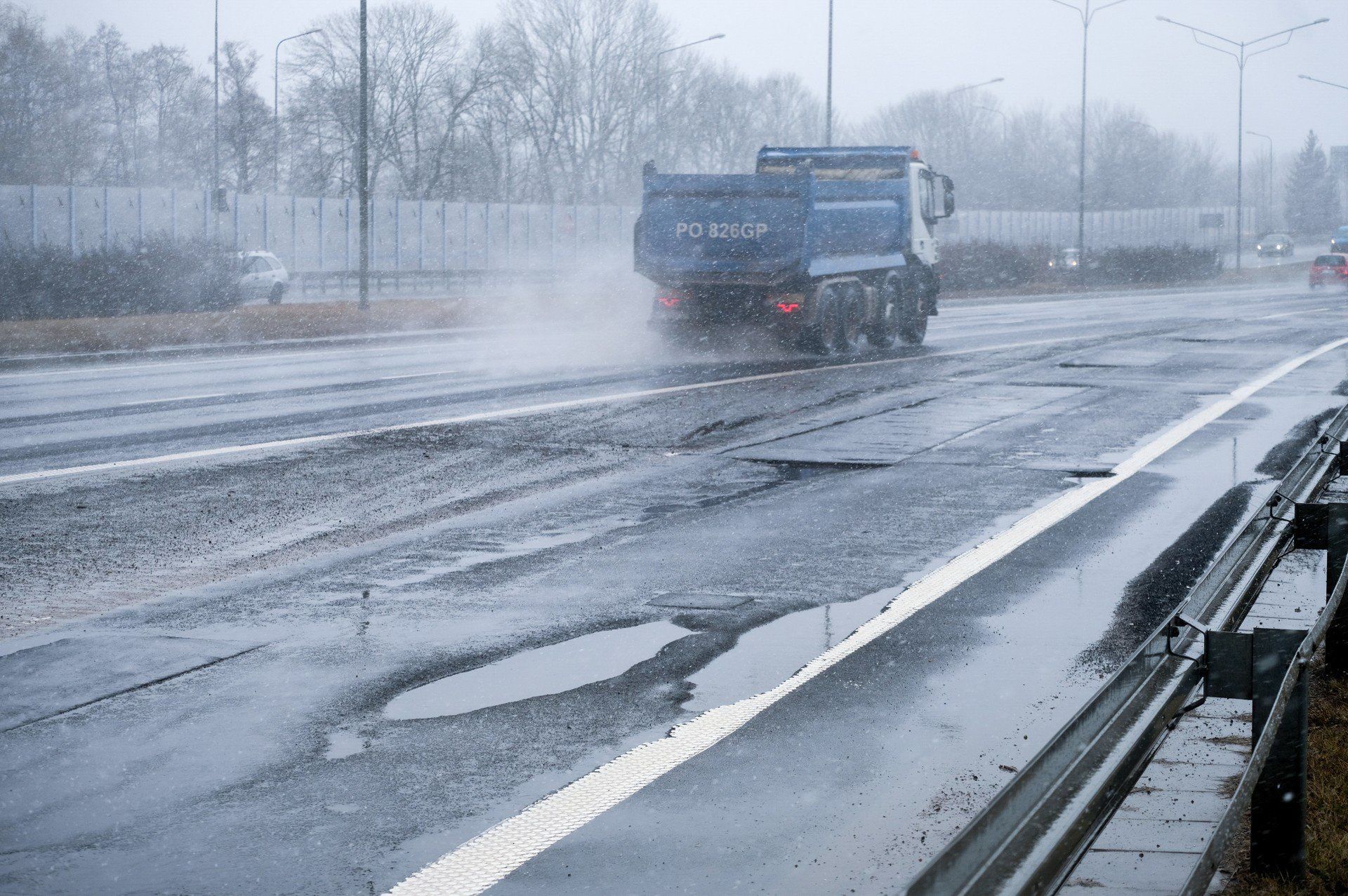 Co zrobić, gdy uszkodzisz samochód na dziurze? 