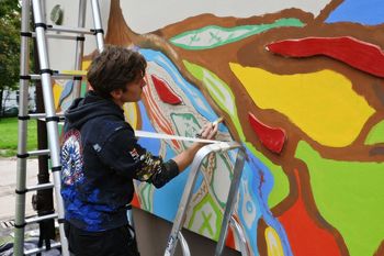 Wrocław: Powstaje nowy mural na zdewastowanej ścianie wrocławskiego stowarzyszenia