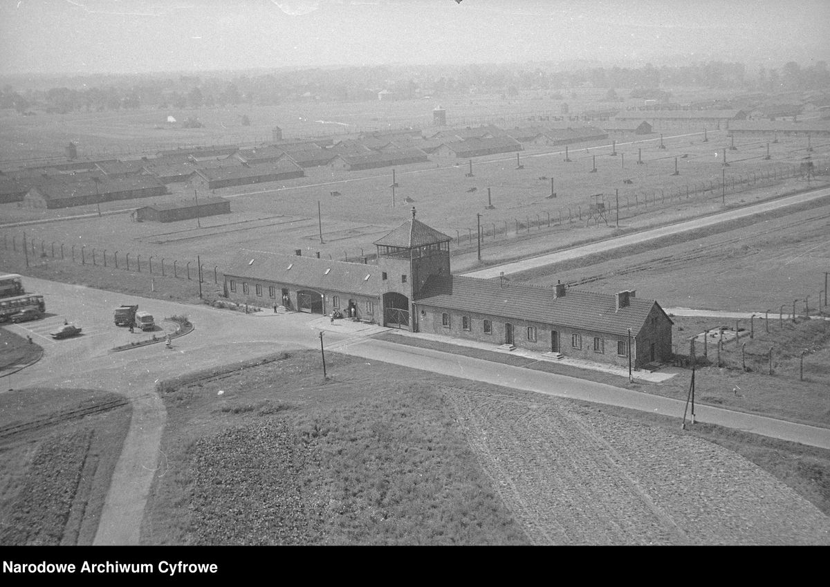 Widok na bramę byłego niemieckiego nazistowskiego obozu koncentracyjnego Auschwitz-Birkenau