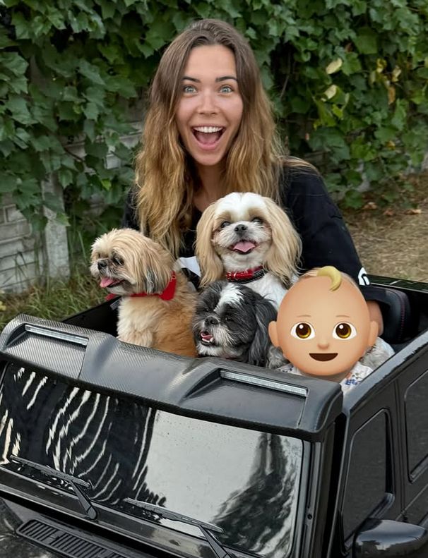 Sandra Kubicka z Leosiem i psami