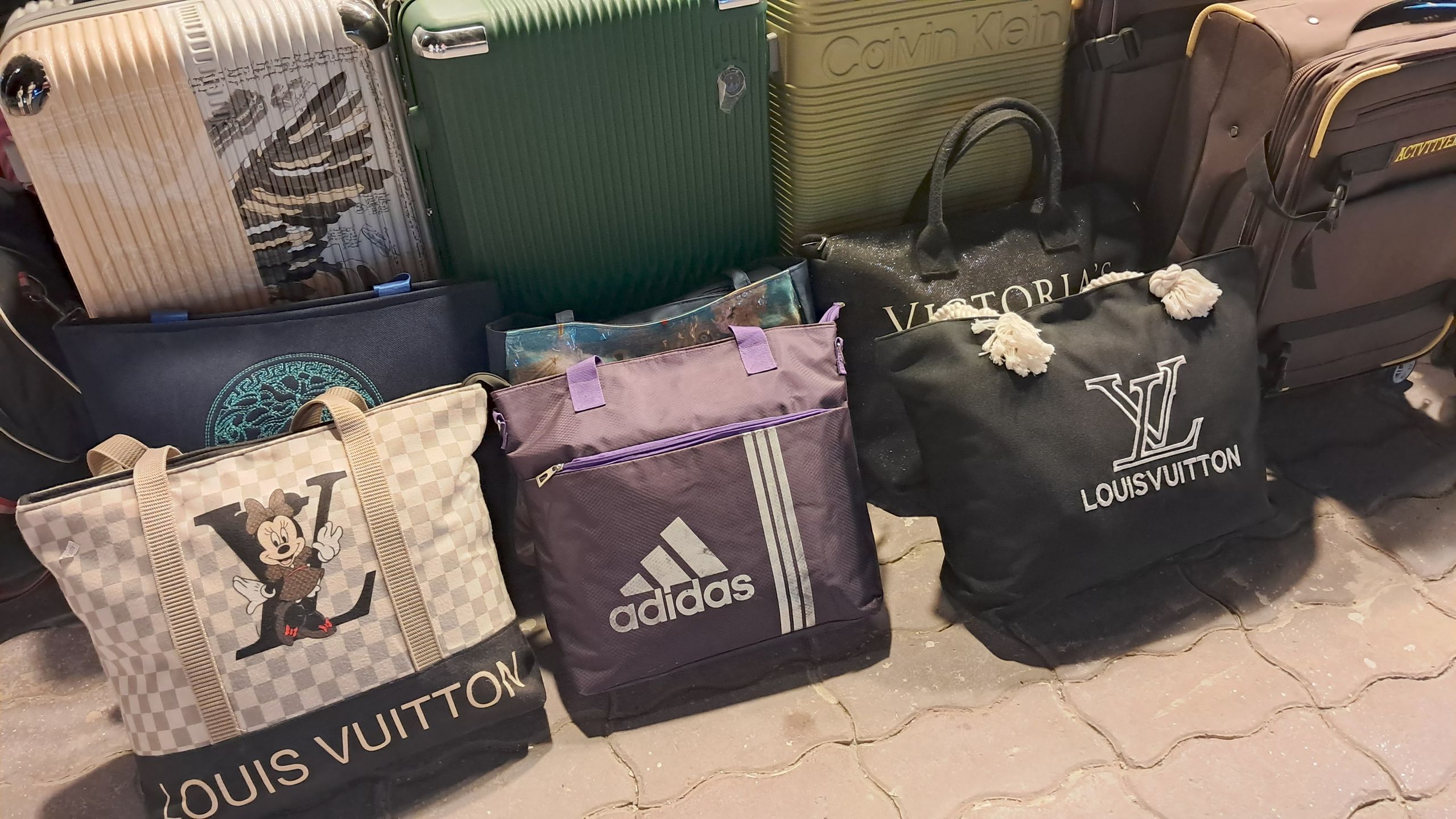 Podróbki produktów wszelkich marek można kupić za relatywnie 