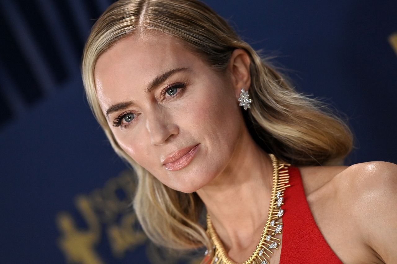 Emily Blunt na SAG Awards. Jej suknia sporo odkryła