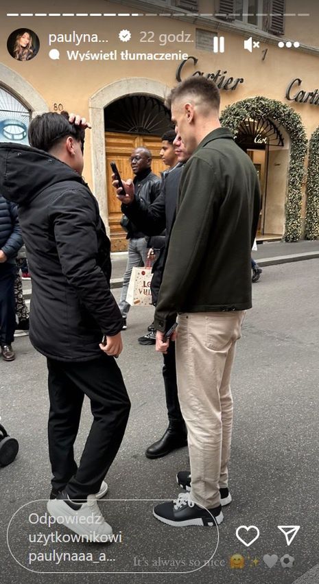 Na zdjęciu: Krzysztof Piątek robiący zdjęcia z kibicami