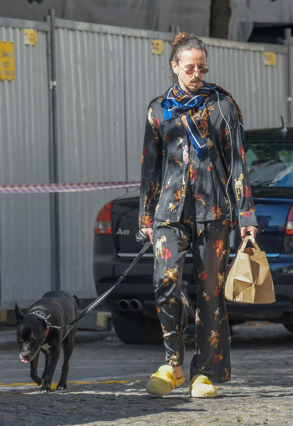 Michał Szpak przemierza stolicę w barokowej piżamie 